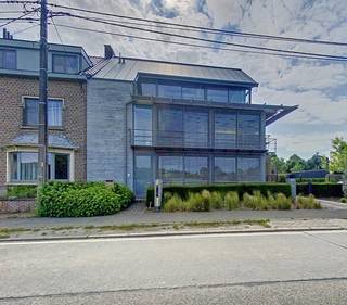 Plan je afspraak in via www.living-stone.bePrachtig triplexappartement met 2 slaapkamers.Op het gelijkvloers bevindt zich een inkomhal met...