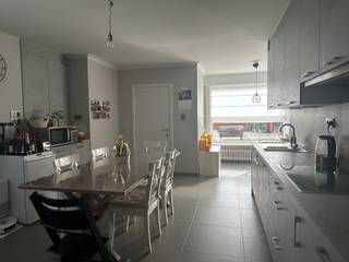 In Handzame (deelgemeente van Kortemark), vestigt deze prachtige ruime woning. Het pand omvat op het gelijkvloerse een royale inkomhal met...