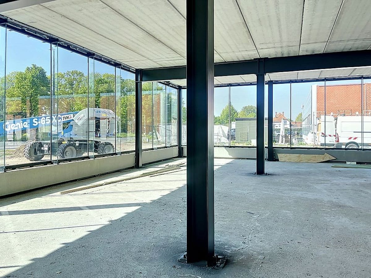 Spacious commercial building (935 m²) for rent in Ghent - photo 5
