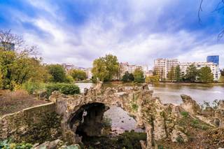 Prachtig, lichtrijk en volledig gerenoveerd appartement op de 9de verdieping met uniek zicht op Square Marie Louise. Ruime leefruimte met...