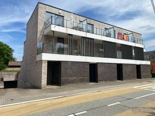 Interessant, uniek gelijkvloers appartement met privé-tuin.<br /><br />Het appartement, gebouwd in 2015, bestaat uit een een eigen voordeur die rechtstreeks toegang geeft tot het appartement.<br /><br />Via de inkom met vestiaire komt u in een lichtrijke woonkamer met aansluitend de deels open geïnstalleerde keukenhoek met toegang tot de berging met aansluiting voor een wasmachine.<br /><br />Verder is er een slaapkamer, badkamer met douche in bad en een apart toilet.<br /><br />Grote troef van het appartement is diepe tuin achteraan, waar je kan genieten van de rust en de zon. <br /><br />Tot slot is er een ondergrondse autostaanplaats met plaats voor een fiets in de residentie. <br /><br />Momenteel is het appartement verhuurd, sinds 2019, voor 900 euro incl. 50 euro gemeenschappelijke kosten. Het privatie verbruik van water, verwarming en electriciteit is individueel.<br /><br />Bent u op zoek naar dat unieke gelijkvloerse appartement met een privé-tuin , wacht niet en kom dit appartement ontdekken. Boek nu uw afspraak via info@immoruelens.be