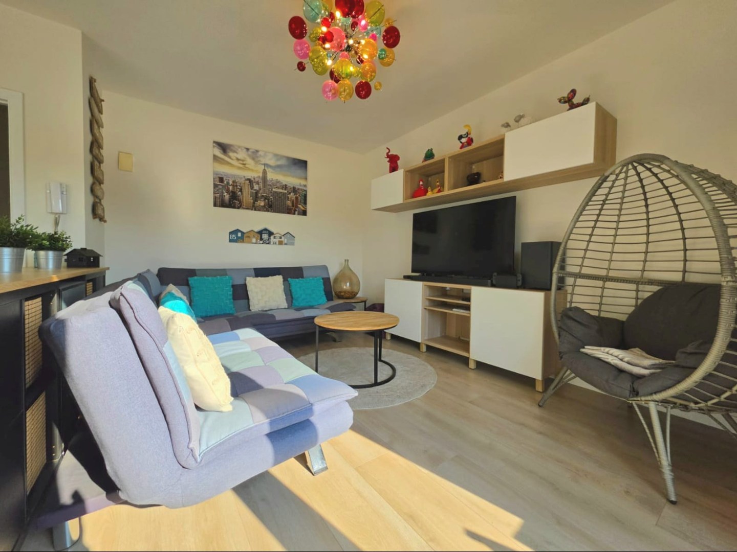 LICHTRIJK HOEKAPPARTEMENT (NOORD-WEST) MET TERRAS EN TWEE SLAAPKAMERS CENTRAAL GELEGEN OP 50 METER VAN HET STRAND TE DE PANNE - INCLUSIEF GROTE PRIVATIEVE KELDE - foto 4