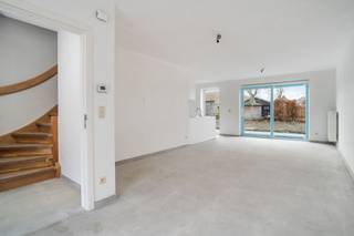 In het landelijke Beerst (deelgemeente van Diksmuide), huisvest deze instapklare nieuwbouwwoning. Deze bevindt zich op wandelafstand van de school, een buurtwinkel, een slager, een apotheek en op een boogscheut van het centrum van Diksmuide.<br /><br />Deze eigendom is op het gelijkvloerse ingedeeld in een inkomhal met gastentoilet, een ruime en lichtrijke woonkamer annex open keuken (voorzien van elektrische kookplaat, frigo, elektrische oven en vaatwasmachine) en garage.<br /><br /> <br /><br />De eerste verdieping bestaat uit een nachthal, 3 volwaardige slaapkamers en een technische ruimte/bergruimte. <br /><br />De woning biedt een terras en aangelegde tuin (onderhoud inbegrepen in de huurprijs). <br /><br />Er is hoogrendementsbeglazing met PVC-raamwerk, centrale verwarming op aardgas en een regenwaterput. Daarenboven zijn er ook zonnepanelen aanwezig.<br /><br />Mogelijkheid tot bijhuren autostaanplaats: €35/maand.<br /><br />Beschikbaar vanaf: 01/10/2026.<br /><br />