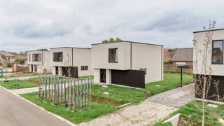 Een heerlijke, rustige plek voor jouw gezin? Dat vind je in Klissenhoek in Vorselaar. Op lot 3, een zuid gericht perceel van 419 m² bouwen we een stijlvolle open bebouwing.<br />Met een open ingedeelde en lichtrijke leefruimte, ingerichte eilandkeuken en badkamer, 3 slaapkamers, handige bergruimtes, zongerichte tuin, oprit en carport.  <br />De woning wordt heel energiezuinig en is uitgerust met een geothermische warmtepomp, vloerverwarming, zonnepanelen en een ventilatiesysteem met warmterecuperatie. <br /><br />Ideale ligging in nieuwe familievriendelijke en groene woonbuurt, dicht bij het centrum en alle faciliteiten.<br /><span>We werken jouw nieuwe thuis sleutel-op-de-deur voor je af. Jij kiest jouw keuken- en badkamerinrichting, de vloer- en wandtegels uit bij onze projectpartners. Onze klantenbegeleider staat voor je klaar tijdens het hele realisatietraject.  </span><br /> 