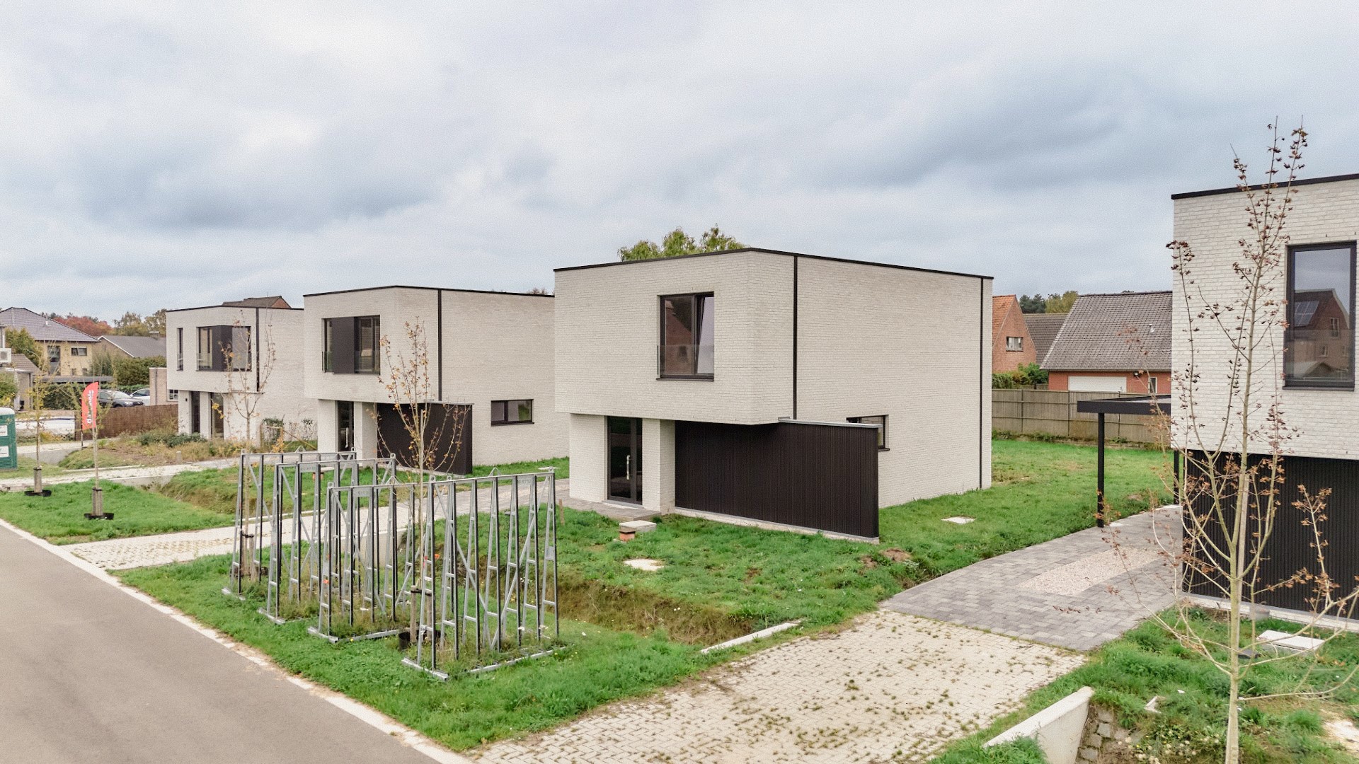 Bijna-afgewerkte open bebouwing in groene wijk - foto 1