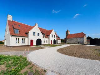 Deze 6 wooneenheden zijn toonbeelden van hoe goed het leven is vandaag en in de toekomst.<br />Dankzij een tijdloze en uitgepuurde architectuur vormt het woonerf De Reisduif een natuurlijk geheel met de weidse omgeving. Binnen krijgt het heldere polderlicht vrij spel, buiten is het spelen geblazen in het groen van de ruime tuinen. Zoveel groen en stilte is ideaal voor wie in alle rust wil genieten van het landelijke leven, zonder ook maar 1 toegeving te doen aan comfort of bereikbaarheid. Lapscheure is via de nabijgelegen expresweg de perfecte uitvalsbasis naar zowel Knokke, Brugge en Antwerpen.<br /><br />De 6 woningen van Woonerf De Reisduif worden opgetrokken en afgewerkt met uitsluitend kwalitatieve materialen en voldoen aan de wettelijke normen rond energieprestatie en isolatie. De woningen omvatten een gelijkvloers met een ruime leefruimte en open keuken, garage en een staanplaats vόόr de woning. Op het verdiep bevinden zich 3 à 4 slaapkamers (afhankelijk van de woning), een badkamer met afzonderlijk toilet, alsook een berging. Ook de zolder onder het dak is toegankelijk en kan naar wens worden ingericht.<br />Het terrein is toegankelijk via een oprit met 3 private staanplaatsen voor auto’s.<br />De eerste en derde woning worden casco verkocht.<br /><br />Een hoogwaardig project gelegen op een unieke locatie.<br /><span>Aarzel niet om ons te contacteren voor meer informatie: tel.: 050 62 44 14 of via knokke@immax.be</span>