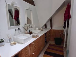 <p>Gezellig en instapklaar duplex appartement TE HUUR .<br />Combineert authentiek karakter met hedendaags wooncomfort. <br />Uitstekende ligging op wandelafstand van het station, winkels, scholen ,.....</p><p>Op de eerste verdieping geniet de woonst een ruime leefruimte met een gezellige open keuken waar een terras aan gekoppeld is, verder is er nog een toilet en berging . <br />De tweede verdieping heeft een lichtrijke gang die ons naar de 2 slaapkamers en de badkamer brengt. <br />De grootste slaapkamer beschikt over een open ingebouwde kast achter het bed, de 2de slaapkamer beschikt over een terras. <br />Op het gelijkvloers nog een extra berging.</p><p>Lichtarmaturen en gordijnen voorzien.</p><p>Interesse?<br />Vraag uw bezoek aan via onze website www.immodhondt.be </p>