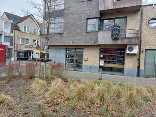 In het hart van Londerzeel bevindt zich deze instapklare commerciële ruimte, perfect geschikt voor wie op zoek is naar een strategische locatie om...