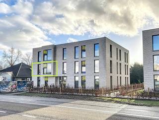 Zeer mooi en volledig nieuw 2-slaapkamer appartement op de 1e verdieping van dit modern complex. Qua indeling omvat het appartement een inkomhal, toilet, leefruimte, volledig geïnstalleerde keuken met aanpalende berging/wasplaats, 2 slaapkamers en een badkamer met douche. Een handige indeling, veel lichtinval en moderne materialen maken dit een top appartement. Verder geniet deze woonst een zuid georiënteerd terras met zicht op groen. 2 ondergrondse autostaanplaatsen + berging + 3 fietsenstallingen inclusief. Gemeenschappelijke kosten €85/maand.
