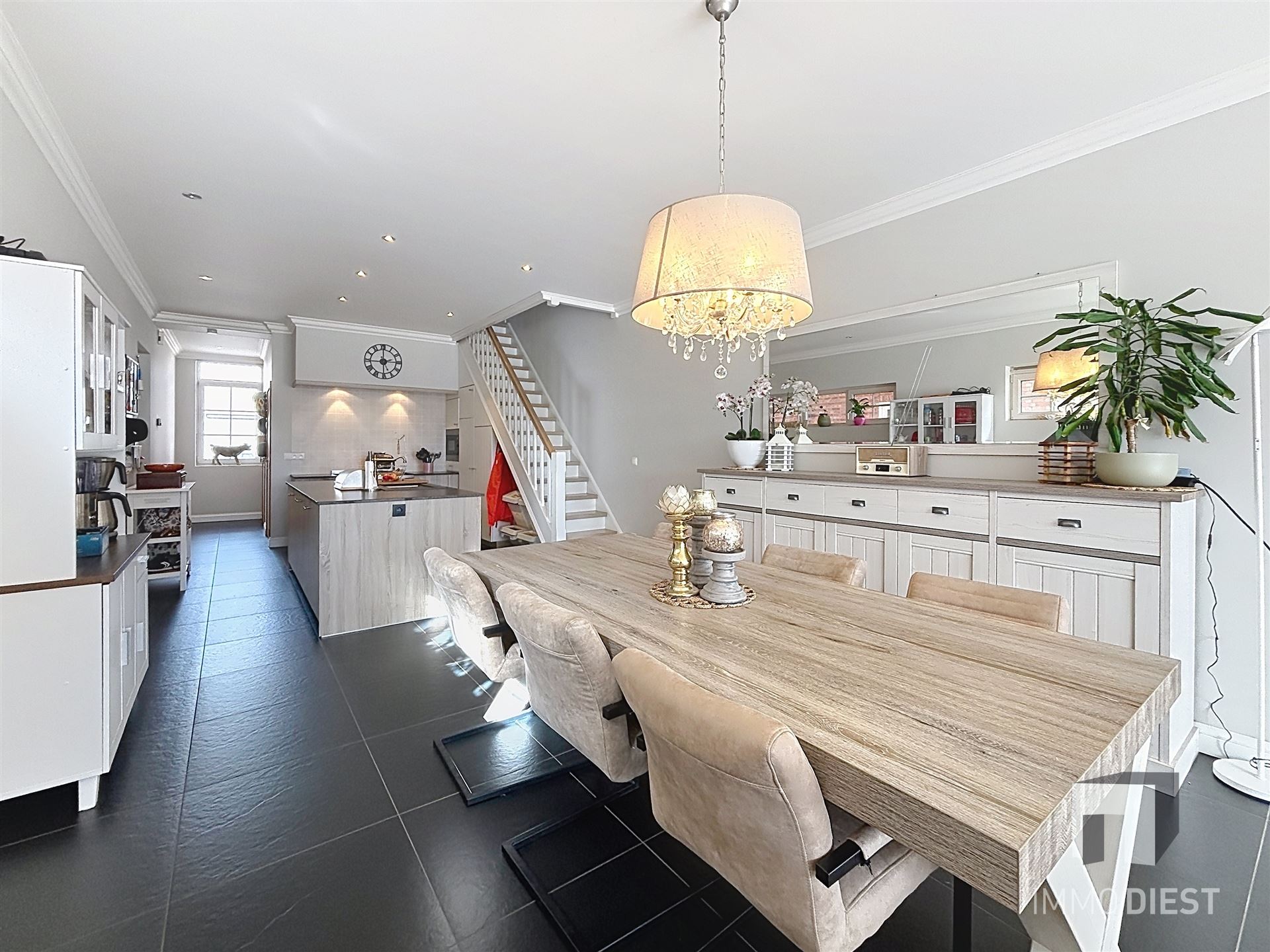 Charmante, instapklare gezinswoning met 3 ruime slaapkamers op 8a 52ca. - foto 5