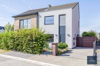 U kan zich inschrijven voor de bezoekmomenten via deze link : https://ap.lc/XHUns of ga naar makelaarshuys.be bij te koop.Deze woning werd in 2015...