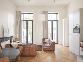 <strong>Toplocatie – Sint-Pietersplein. Bijzonder karaktervol, instapklaar 1-slaapkamerappartement met herenhuisgevoel en kwalitatief terras.</strong><br /><br /><em>Voor meer informatie: mail naar info@carloeggermont.be.</em><br /><br />Dit gebouw, een kleine residentie, bestaat uit vijf entiteiten waarvan er vier te koop worden aangeboden. Deze te koop aangeboden entiteiten bestaan uit drie bijzonder kwalitatief gerenoveerde appartementen met buitenruimte en een studio in een standingvol herenhuis.<br /><br />Het pand bevindt zich op een van de meest gegeerde locaties in Gent, namelijk het Sint-Pietersplein.<br /><br />Dit pand werd in 2018 bijzonder grondig gerenoveerd met oog voor detail. Het biedt een perfecte balans tussen hedendaags comfort en het behoud van originele elementen. Reeds bij het betreden van het gebouw ervaren we het herenhuisgevoel: prachtige originele terrazovloeren, moulures, hoge plafonds…<br /><br />Dit appartement, gelegen op de eerste verdieping, biedt een bijzonder aangename beleving dankzij het doorzoneffect, met zicht op de achtergelegen aangelegde tuin en een weids zicht over het Sint-Pietersplein.<br /><br />Een bijzonder geslaagde symbiose tussen hedendaags comfort en het gevoel van een herenhuis dankzij onder andere de hoge plafonds met moulures en het behoud van originele schouwen. Aan de achterzijde van het appartement vinden we een uitgeruste keuken, eetplaats en woonkamer, die vervolgens toegang biedt tot het terras (9 m²).<br /><br />Gekoppeld aan deze ruimte vinden we een enorm ruime slaapkamer met plaats voor een dressing, bureau… Grote dubbele schuifdeuren zorgen ervoor dat deze ruimte verbonden kan zijn of compleet afgesloten. Aansluitend aan de slaapkamer vinden we de badkamer, voorzien van een dubbele wastafel en inloopdouche, en een praktische berging met toilet.<br /><br /><u>Daarnaast is het pand uitgerust met een lift, fietsenberging en praktische kelderbergingen, wat zorgt voor het nodige comfort.</u><br /><br /><strong>Kortom, een bijzondere opportuniteit voor wie op zoek is naar een appartement voor eigen gebruik of een waardevaste investering.</strong>
