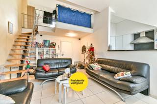 Dit lichtrijk dakappartement bevindt zich op een toplocatie, pal in het centrum van Gistel, op wandelafstand van winkels, horeca en openbaar...