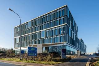 <p>The Hubert — surfaces from 200m²</p>
<ul>
<li>Location: Prime spot at the E40 exit — excellent connectivity</li>
<li>Layout: 3 interconnected buildings, single-level floor plates up to 3,335 m²</li>
<li>Flexibility: High-efficiency partitioning, adaptable to diverse tenant needs</li>
<li>Natural light: Abundant throughout, with very large windows for maximum daylight</li>
<li>Outdoor space: Extensive green areas, plus private terraces and shared/common terraces</li>
<li>Ground-floor hub: Professional meeting facilities, communal cafeteria, common meeting rooms, lounge area</li>
<li>Facilities: Showers and lockers available</li>
<li>Accessibility: Fully accessible for people with reduced mobility</li>
</ul>