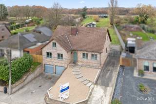 Deze open bebouwing, gebouwd in 1992, is rustig en landelijk gelegen in Sint-Margriete-Houtem en bevindt zich op een royaal perceel van 27a69ca. Met een bewoonbare oppervlakte van 218 m² (volgens EPC) en een EPC-label C biedt deze woning een degelijke constructie met veel ruimte en potentieel.<br /><br />De woning is volledig onderkelderd en beschikt op dit niveau over ruime bergplaatsen en een inpandige garage, wat zorgt voor extra comfort en praktische opbergmogelijkheden.<br /><br />Via de inkomhal op het bel-étageniveau worden de verschillende leefruimtes ontsloten. De woonkamer vormt samen met de eetplaats een aangename en lichtrijke leefruimte. Aansluitend bevindt zich de keuken, die vlot toegang biedt tot de veranda. Deze veranda vormt een volwaardige extra leefruimte en biedt een mooi contact met de tuin en het omliggende groen. Verder bevinden zich op deze verdieping een slaapkamer, een badkamer en een apart toilet, evenals een extra kamer die perfect dienst kan doen als bureau, hobbyruimte of bijkomende slaapkamer.<br /><br />De bovenverdieping omvat vier volwaardige slaapkamers, waardoor deze woning bijzonder geschikt is voor grotere gezinnen of voor wie extra kamers wenst in te richten als bureau, dressing of hobbyruimte. Dankzij de praktische indeling kan elke ruimte functioneel worden benut.<br /><br />Het ruime perceel biedt tal van mogelijkheden voor tuinliefhebbers en wie op zoek is naar rust en privacy, met voldoende afstand tot de buren en een aangename landelijke omgeving.<br /><br />Deze woning combineert een solide bouwstructuur met veel leefruimte, een functionele indeling en een uitstekende ligging in de regio Tienen, ideaal voor wie comfortabel en rustig wil wonen.<br /><br />Interesse?<br />Contacteer Marijke voor een bezoek op 0489/01.14.96 of marijke@polares.eu