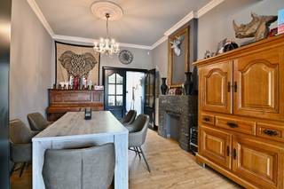 Achter deze charmante gevel bevindt zich een zo goed als instapklare woning. Ideaal voor een koppel starters, of als investeringspand om te verhuren.<br />Op het gelijkvloers kom je via de inkomhal terecht in de lichtrijke living, die naadloos doorloopt naar de eetplaats. De volledig ingerichte keuken sluit hierop aan en geeft, net als de eetplaats, uitzicht op de ruime stadstuin. Deze is bereikbaar via een eigen toegangspad en biedt een rustige plek om buiten te eten of gewoon te genieten van het groen.<br />Op de tussenverdieping bevindt zich een moderne badkamer met ligbad, douche, lavabo en toilet.<br />Het eerste verdiep telt 2 ruime slaapkamers. Op de zolderverdieping ligt de derde slaapkamer: heel ruim en volledig vernieuwd.<br />De woning vraagt nog wat liefde voor de laatste afwerking, maar is daardoor een buitenkans voor wie een gezinswoning zoekt met een mooie prijs/kwaliteit-verhouding en de vrijheid om zelf de laatste toets te geven.<br />Contacteer ons voor een bezichtiging op het nummer 011 70 70 19 of via hallo@duovastgoed.be.