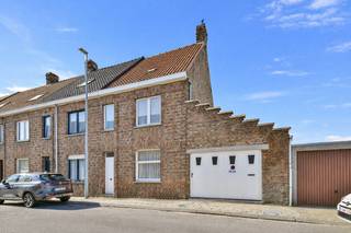 Deze te renoveren halfopen bebouwing op een perceel van ruim 300 m² biedt tal van mogelijkheden voor wie centrale ligging en potentieel zoekt. De woning beschikt over een inkomhal, lichtrijke woonkamer, keuken, badkamer met zitbad en een apart toilet. Op de verdieping bevinden zich twee volwaardige slaapkamers en via een vaste trap bereik je de ruime zolder, ideaal om extra kamers te creëren. Verder is er een praktische kelder, een garage met smeerput en een tuinberging. De tuin biedt aangename buitenruimte en ontsluiting langs achter. Mits renovatie maak je hier een warme, hedendaagse thuis van met behoud van karakter.<br /><br />Neem voorsprong met een vrijblijvende en gratis schatting van uw eigendom via:<br />http://www.residentievastgoed.be/gratisonlineschatten<br /><br />EPC: 594 kWh/m² - UC: 3824777 ~ Vg, Wg, Gvkr, Gvv, Gmo ~ Ref. MI24604
