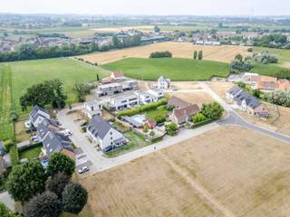 Op zoek naar een nieuwe woning waar je meteen kan intrekken? Deze volledig afgewerkte halfopen woning in Deerlijk is instapklaar en wacht op haar eerste bewoners.

De woning beschikt over 3 slaapkamers, een lichtrijke leefruimte met open keuken, een afgewerkte badkamer, een carport en een zuidgerichte tuin. Keuken, vloeren, sanitair en binnendeuren zijn al geplaatst, zodat je zonder bijkomende werken kan verhuizen.

Je woont in een nieuwe verkaveling tussen de Tapuitstraat, Knokbosstraat, Sint-Elooistraat en Paterstraat. Winkels, scholen en sportvoorzieningen liggen op korte afstand. Dankzij de vlotte verbinding met de E17 bereik je ook Kortrijk, Waregem en Gent snel.

Een energiezuinige nieuwbouwwoning, volledig afgewerkt en onmiddellijk beschikbaar: hier geniet je vanaf dag één van het comfort van nieuwbouw zonder te wachten op de bouw- of afwerkingsfase.