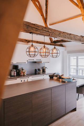 Voor verdere info of een vrijblijvende waardebepaling van uw eigendom: marco@homixx.be of 016 199 343.<br /><br />Dit prachtige en zeer ruime duplex-appartement is gelegen in het hart van Mechelen, in een rustige en autoluwe straat. Alle nodige voorzieningen bevinden zich op wandelafstand, wat zorgt voor een optimaal wooncomfort.<br /><br />Via de trap betreedt u de ruime inkomhal, die voldoende plaats biedt voor een vestiaire of een praktische bureauhoek. De royale en bijzonder lichtrijke leefruimte met open keuken heeft dankzij de hoge plafonds en karaktervolle houten balken een unieke, authentieke uitstraling.<br /><br />Verder beschikt het duplex-appartement over 2 volwaardige slaapkamers, waarvan één aansluit op een badkamer met ligbad en dubbele lavabo. Boven is er een extra douchekamer met lavabo met daarnaast de tweede slaapkamer. Ontspannen in de zon kan in alle rust op het mooie terras aan de achterzijde van het gebouw.<br /><br />Het appartement is onmiddellijk beschikbaar.<br /><br />Ontdek snel dit pareltje en maak uw afspraak via marco@homixx.be of 016 199 343.