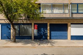 Dit instapklaar appartement bevindt zich in het centrum van Geel met alle faciliteiten zoals winkels, scholen en openbaar vervoer op wandelafstand. Verder zijn ook de omliggende gemeenten zeer vlot bereikbaar.<br /><br />Bij het betreden van het appartement komt u terecht in de ruime leefruimte, waar de woonkamer en de open keuken één mooi geheel vormen. De open indeling zorgt voor een aangename sfeer en maakt van deze ruimte de ideale plek om samen te komen met familie en vrienden. De keuken is tevens volledig uitgerust en biedt veel werk- en opbergruimte. Verder beschikt het appartement over twee ruime slaapkamers en een apart gastentoilet. De badkamer is voorzien van een ligbad met douche en een dubbele wastafel.<br /><br />Ook op praktisch vlak heeft dit appartement heel wat te bieden. Zo is er een handige berging met de nodige aansluitingen voor een wasmachine en een droogkast én beschikt het over een ruime garage. De garage dient men verplicht bij aan te kopen voor een meerprijs van 20.000 euro.<br /><br />Een bijzondere troef is de ruime patio, waar u heerlijk buiten kunt vertoeven en genieten van een aangename, private buitenruimte.<br /><br />Troeven:<br />- Gunstig EPC-label: B<br />- Rolluiken aanwezig<br />- Grote garage<br /><br />Voor meer informatie of een bezoek, neem contact met ons op via info@vastengoed.be of bel naar 014/72 73 74.<br /><br />Wenst u een gratis schatting van uw eigendom? Neem contact met ons op via 014/72 73 74.