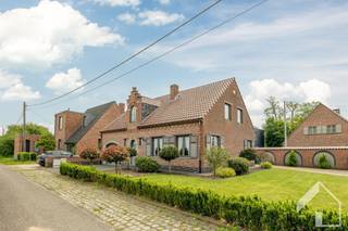 Property with lots of potential in a pleasant location!On a green and particularly quiet location in Broechem, you will find this charming open...