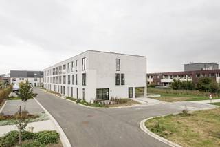 Danneels bouwt nieuwe energiezuinige appartementen aan de Parkstraat in Wevelgem. Deze residentie sluit architecturaal mooi aan bij woningen die we hier bouwen.<br /><br />Je woont in de Marie Curiestraat, in een rustig gelegen jonge buurt met veel groen in hartje Wevelgem. Een ideale woonlocatie met een ideale bereikbaarheid. <br /><br />In dit appartement vind je o.m. een afgewerkte keuken, eet- en zithoek met veel lichtinval, een ruime slaapkamer waar de badkamer op aansluit, een wasplaats, berging en een zongericht terras gericht op de groenzone.<br /><br />Bij het appartement hoort ook een ondergrondse parkeerplaats, extra berging en een fietsenstalling. Vloerverwarming, ventilatie met warmterecuperatie en zonnepanelen zijn voorzien.<br /><br />Danneels werkt jouw nieuwe thuis sleutel-op-de-deur voor je af met vaste afspraken over budget & timing. De keuken, badkamer & vloeren kan je zelf kiezen in de toonzalen van onze partners.