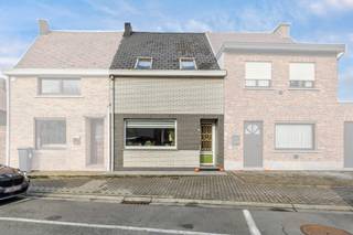 Voor meer info of een bezoek, bel 054 78 90 01 - Op een rustige ligging in Onkerzele (Geraardsbergen) bevindt zich deze deels gerenoveerde woning...