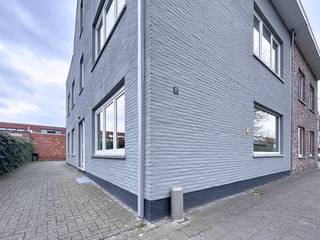 Het gelijkvloers appartement is voorzien van een gedeelde inkomhal, badkamer, 3 slaapkamers, woonkamer met open keuken en een garage.Gelijkvloers:- ruime leefruimte met open keuken (ca. 38m²) op tegelvloer. Keuken voorzien van koelkast met vriesvak, spoelbak, oven, keramisch kookvuur met dampkap en voldoende bergruimte- 3 volwaardige slaapkamers (ca. 12, 7 en 7m²)- badkamer met douche, wastafel en aansluiting voor wasmachine/droogkast (enkel condensatie) (ca. 4m²)- toilet- garage (15m²)Bijzonderheden:- gerenoveerd in 2026- provisie van €70 p/m- EPC: 125 kWh/m² - onmiddenlijk beschikbaar!(ver-)Kopen of (ver-)huren in regio Wuustwezel/Brecht/Hoogstraten?Met vragen kan u altijd bij ons terecht!Dewaele vastgoed met advies.