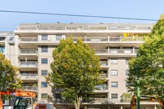 <p>Op zoek naar een ruim en zonnig appartement op een toplocatie in Antwerpen? Dit lichtrijke appartement bevindt zich op de derde verdieping aan de Grotesteenweg, op enkele huizen van Brouwerij De Koninck. Binnen de Singel, vlak bij het Harmoniepark en Koning Albertpark, geniet je van een uitstekende ligging met winkels, supermarkten, restaurants en cafés op wandelafstand.<br /><br />De ruime leefruimte baadt in het licht dankzij de grote raampartijen en geeft uit op een aangenaam terras aan de voorzijde. Hier geniet je van een groen uitzicht, veel privacy en zon. Een tweede terras aan de rustige achterzijde is rechtstreeks toegankelijk vanuit één van de slaapkamers.<br /><br />De leefruimte sluit aan op een volledig uitgeruste open keuken met professioneel kookvuur en oven. De parketvloer zorgt doorheen het appartement voor een warme uitstraling. Aansluitend is er een ruime berging met voorraadrekken, wasmachine en droogkast.<br /><br />Verder zijn er twee volwaardige slaapkamers aan de rustige achterzijde. De badkamer beschikt over een dubbele lavabo, ligbad, aparte douche en toilet. Daarnaast is er een afzonderlijk gastentoilet.<br /><br />Een ondergrondse garagebox is verplicht mee te huren voor €125/maand. De algemene kosten inclusief privatief water bedragen €110/maand. Gas en elektriciteit zijn individueel.<br /><br />Beschikbaar vanaf 15 november 2026 of vroeger, in overleg met de huidige huurders.</p>