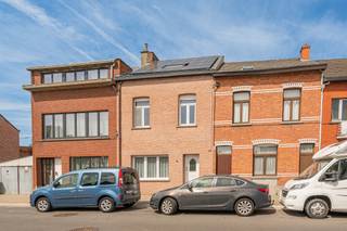 <p>Welkom in de Eduard Anseelestraat 94, een gezellige gezinswoning op wandelafstand van winkels, scholen, horeca en openbaar vervoer. Dankzij de nabijheid van de A12 en N16 kent de woning tevens een goede verbinding met Antwerpen, Brussel, Mechelen en Sint-Niklaas. </p><p></p><p>De inkomhal is voorzien van een vestiaire en geeft toegang tot de ruime leefruimte met haard, wat extra sfeer en warmte brengt in de koude wintermaanden. Vervolgens betreden we de geïnstalleerde keuken met vernieuwde dakkoepels (3-dubbel), de wasplaats en badkamer (ligbad, douche, lavabo en toilet). Achteraan kan je genieten van de buitenlucht op het knus terras met klein tuintje. De eerste verdieping is voorzien van 2 grote slaapkamers. Het is perfect mogelijk om de grootste kamer op te toveren in 2 kamers. Via een vaste trap bereiken we de zolderverdieping, ook deze biedt tal van mogelijkheden tot het creëren van extra kamers of polyvalente ruimte. De kelder zorgt op zijn beurt weer voor extra stockage. </p><p></p><p>Stedenbouwkundige info: aangevraagd</p><p>De woning is uiterlijk 3 maanden na akte beschikbaar met een bezettingsvergoeding van 900€/maand. <br />plan online je bezoek: https://app.mason.immo/booking/701x5z </p><p>Meer info en documenten op www.malines-group.be </p>