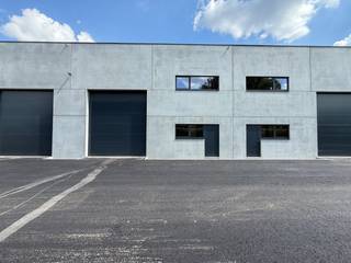 Gloednieuwe KMO-unit met een oppervlakte van 336 m² te koop. Fantastisch gelegen op slechts 500 m van de N9 met een vlotte verbinding naar...