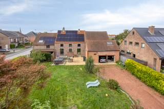 Ontdek deze voormalige hoeve, met zorg omgevormd tot een ruime gezinswoning vol charme en mogelijkheden. Gelegen op een mooi perceel met lange...