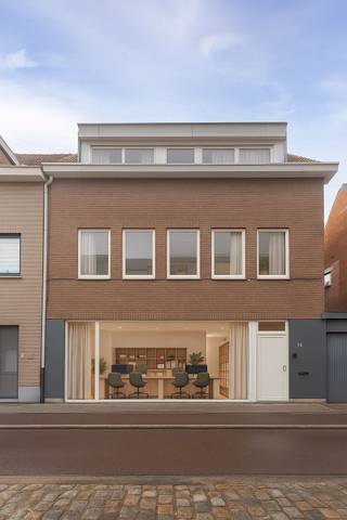 Een veelzijdige eigendom op een commerciële toplocatie in Boechout. Deze eigendom combineert een commerciële gelijkvloerse ruimte met een...