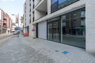 <strong>Knap handelspand van 184 m²</strong> in Residentie "De Voogdij" in het centrum van Mol. <br /><br />Residentie "De Voogdij" is een luxueus project in het hart van Mol, gelegen aan de Voogdijstraat. In de directe omgeving van winkels, scholen, openbaar vervoer en het station.<br /><br />Het gaat om een <strong>casco handelspand van 184 m</strong>² volledig in te richten naar eigen behoefte, kantoor of winkel, al dan niet in overleg met de bouwheer.<br /><br />Ondergrondse parking is voorzien met inrit langs de Molenstraat. Alsook een gemeenschappelijke fietsenberging. Zowel ondergronds<br /><br />als bovengronds. Men dient verplicht een staanplaats bij aan te kopen.<br /><br />Verkoop onder wet Breyne. <br /><br />Voor meer informatie contacteer ons via 014 70 73 23 of via info@dilegno.immo