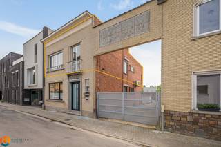 Op een uitstekende locatie nabij het centrum van Mechelen bevindt zich dit ruim 2 slaapkamer appartement met terras en garagebox. Het bruisende centrum van Mechelen met zijn cultuuraanbod, stadsbioscoop, horeca en scholen liggen op wandelafstand. Tevens geniet u van een uitstekende bereikbaarheid vlakbij belangrijke invalswegen zoals de R6 en E19, wat de ligging extra aantrekkelijk maakt. <br /><br />Het appartement bevindt zich op de eerste verdieping van een kleinschalig gebouw (2 eenheden). De lichtrijke leefruimte kunt u inrichten met een gezellige zithoek en aparte eetplaats. Aansluitend bevindt zich de ruime keuken, voorzien van de voornaamste toestellen. Hieruit bereikt u het net vernieuwde terras waar u steeds in alle rust en privacy kan genieten van het mooie weer. Verder beschikt het appartement over 2 ruime slaapkamers waarvan 1 met ingemaakte kasten, de badkamer met ligbad en lavabomeubel en een apart toilet. Ten slotte is er een kelderberging aanwezig. De garagebox dient bij aangekocht te worden aan €25.000. <br /><br />Er zijn geen gemeenschappelijke kosten.<br /><br />Dit is een uitstekende opportuniteit als u op zoek bent naar een ruim 2 slaapkamer appartement met terras en garagebox op een rustige ligging in Mechelen. Contacteer ons vrijblijvend via 0480 66 14 77 of bezoek www.boonstravastgoed.be voor meer informatie.<br /><br />Bijzonderheden:<br />- Garagebox<br />- 2 Slaapkamers<br />- Uitstekende ligging
