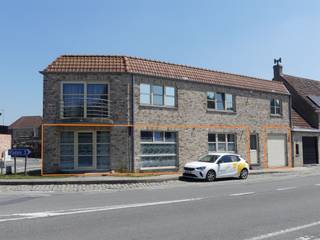 <p><span>Au cœur du village de Beerst, commune de Dixmude, vous trouverez ce spacieux appartement de plain-pied avec garage.</span></p><p><span> </span></p><p><span>L'agencement de l'appartement est le suivant : un grand salon lumineux divisé en coin salon et coin repas, une cuisine partiellement équipée, une salle de bains, deux chambres et des toilettes séparées.</span></p><p><span>Enfin, l'appartement dispose également d'un garage spacieux avec branchement pour lave-linge et sèche-linge.</span></p><p><span>Il n'y a pas de frais de copropriété à payer.</span></p><p><span> </span></p><p><span>L'appartement est situé à l'angle de la route Beerst – Vladslo et de la route d'accès Diksmuide-Torhout. Les transports en commun, l'école du village et les commerces de proximité sont accessibles à pied.</span></p><p><span> </span></p><p><span>Ce magnifique appartement vous intéresse ? N’hésitez pas à nous contacter rapidement pour organiser votre visite.</span></p><p><span> </span></p>