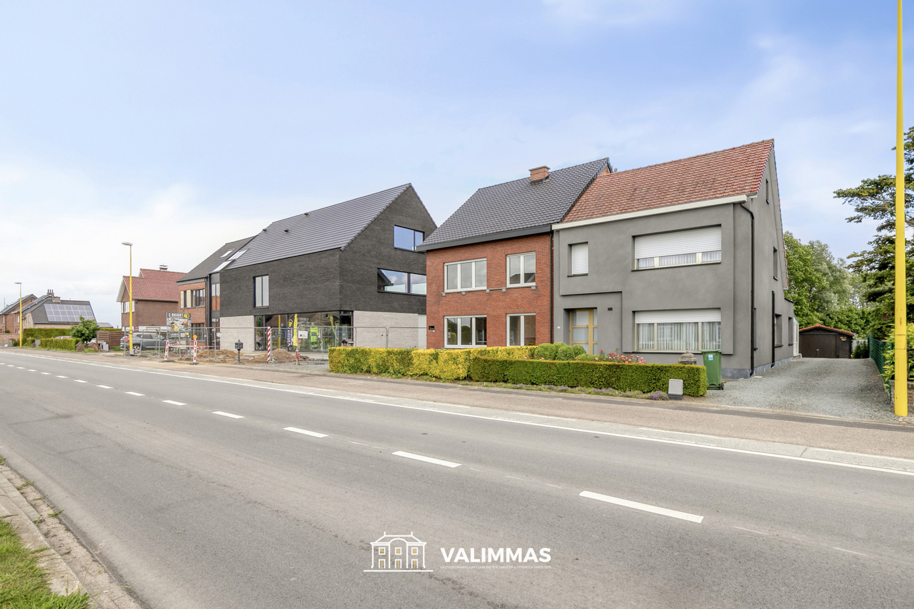 Ruime driegevelwoning met twee garages en mooie tuin... - foto 2