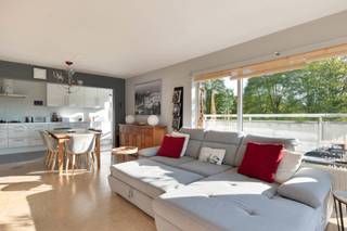 Dit prachtig 3-slaapkamerappartement op de vierde verdieping biedt niet alleen een aangenaam verzicht over Heverlee, maar ook een unieke woonervaring dankzij het rondomliggende terras en de grote raampartijen die zorgen voor een overvloed aan natuurlijk licht.<br /><br />Het appartement werd doorheen de jaren smaakvol gerenoveerd. Zowel de keuken als de badkamer werden vernieuwd, waardoor het geheel instapklaar is. Dankzij de drie slaapkamers is dit appartement ideaal voor gezinnen, koppels die extra ruimte wensen, of wie op zoek is naar een comfortabele thuiswerkplek.<br /><br />Heverlee combineert de rust van het groen met de dynamiek van de stad. Op zondag kan je genieten van de gezellige zondagsmarkt, waar je lokale producten en lekkernijen vindt. Op wandelafstand ligt het prachtige Heverleebos, ideaal voor wie houdt van wandelen, fietsen of gewoon ontspannen in de natuur. Bovendien ligt Leuven centrum op een steenworp afstand, met zijn bruisende horeca, winkels en cultuur.<br /><br /><strong>Extra troeven:</strong><br />✅ 3 slaapkamers<br />✅ Gelegen op de vierde verdieping<br />✅ Aangenaam verzicht over Heverlee<br />✅ Terras rondom het volledige appartement<br />✅ Grote raampartijen met veel natuurlijk licht<br />✅ Gunstige EPC-score B → energiezuinig wonen<br />✅ Huurcontract van een garagebox kan overgenomen worden<br />✅ Toplocatie, vlak bij Heverleebos, de zondagsmarkt en Leuven centrum<br />✅ Dichtbij IMEC en researchpark Haasrode<br /><br /><strong>Interesse?</strong> Mis deze unieke kans niet en plan vandaag nog een bezoek!