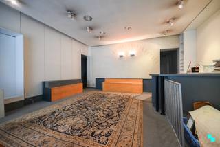 Deze erg centraal gelegen handelsruimte met bijhorende woonst in centrum Izegem geniet o.a. van vier slaapkamers, voldoende stockagemogelijkheden...