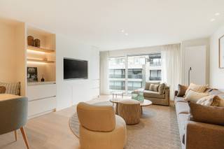 Res. Orfeo.<br />Idéalement situé dans la Zwaluwenlaan, à quelques pas de la digue et de la plage, cet élégant appartement de 3 chambres a été entièrement rénové en 2026, avec une attention particulière portée au confort, aux finitions et aux aménagements sur mesure.<br /><br />L’appartement dispose d’un séjour agréable et lumineux, au style contemporain. De nombreux placards intégrés et aménagements sur mesure ont été réalisés dans l’ensemble de l’appartement, offrant ainsi une harmonie parfaite et une organisation particulièrement fonctionnelle des espaces.<br />La chambre principale bénéficie de placards intégrés et d’une salle de bains attenante avec toilettes. Deux autres chambres complètent le bien. Chacune est équipée d’un lit et d’un lit superposé, et dispose de sa propre fenêtre. Ces deux chambres se trouvent à proximité d’une seconde salle de douche, idéalement située.<br />L’appartement dispose également d’une cave privative et d’un local à vélos. Il est en outre possible d’acquérir un garage avec un espace de rangement situé à l’arrière, au sein de la résidence. L’achat du mobilier est également envisageable.<br />Grâce à sa rénovation complète, à son agencement bien pensé et à son excellente situation à proximité de la mer, cet appartement est idéal comme résidence secondaire à la côte, mais convient également parfaitement pour un séjour confortable tout au long de l’année.<br /><br /><strong>Vous recherchez un appartement prêt à emménagerde 3 chambres à Knokke ? Contactez-nous dès aujourd’hui pour plus d’informations ou pour organiser une visite !</strong><br />Ref. A703