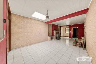 Bent u op zoek naar een woning die u volledig naar eigen smaak kunt inrichten? Deze te renoveren woning biedt tal van mogelijkheden voor wie op zoek is naar een renovatieproject met potentieel.<br /><br />Bij het binnenkomen van de woning, komt u binnen in de ruime woonkamer met aansluitend de keuken. Op het gelijkvloers vindt u ook nog de badkamer en de toegang tot de tuin. Als u de trap oploopt komt u uit op de ruime overloop met aansluitend de eerste slaapkamer. Op het tweede verdiep treft u de zolderverdieping die dienst doet als tweede slaapkamer.<br /><br />Een absolute troef is de stadstuin met potentieel, waar u na de nodige aanpassingen heerlijk kunt genieten van het buitenleven. Denk aan een gezellig terras, een groene oase of een aangename plek om vrienden en familie te ontvangen.<br /><br />Met een EPC-label F dient u rekening te houden met een energetische renovatie. Dit biedt tegelijk de mogelijkheid om de woning grondig aan te pakken en te verbeteren op vlak van comfort en energiezuinigheid.<br /><br />Bent u handig, op zoek naar een renovatieproject of ziet u het potentieel van een woning die u volledig naar uw eigen hand kunt zetten? Dan is dit pand zeker een bezoek waard!<br /><br />Interesse? Contacteer Giovanni voor een bezoek op 0468 43 21 35 of giovanni@immofrancois.be<br /><br />