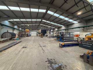 Functionele opslagruimte van 1.334 m² te Maldegem, gunstig gelegen vlak aan de steenweg en op korte afstand van de E34, wat zorgt voor een...