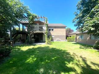 <span><span><span><span><span>Ledegem - Ruime woning met 4 slaapkamers in een groene omgeving.<br /><br />Deze charmante villa verrast met haar ruime en lichtrijke leefruimtes, een stijlvolle ingerichte keuken met kookeiland en prachtig zicht op de tuin. <br />Het aangename terras nodigt uit tot lange ontbijtjes in de ochtendzon en gezellige avonden met familie en vrienden.<br /><br />Buiten geniet u van een mooi aangelegde tuin met fruitbomen, terwijl de rustige omgeving en de verzorgde afwerking van de woning zorgen voor een onmiddellijk thuisgevoel.<br />Kom zelf de ruimte, het licht en de warme sfeer ontdekken tijdens een bezoek. Deze woning moet u gezien hebben!<br /><br />Indeling<br />Gelijkvloers:<br />• Garage, douchekamer, slaapkamer, waskamer, hobbyruimte (met sauna!)<br />1e verdiep:<br />• Inkom, toilet, bureauruimte/slaapkamer, slaapkamer, badkamer, open leefruimte met aansluitend de keuken, ruime eethoek en veranda<br />2e verdiep:<br />• 2 slaapkamers <br />• Zolderruimte<br />Troeven:<br />• Ingebouwde garage + carport<br />• 4 slaapkamers/ 5 mogelijk<br />• Onderhouden ruime groene tuin<br />• Veel natuurlijk licht<br />• Instapklaar<br />Bijkomende pluspunten die in en buiten het huis blijven staan. Noorse houtkachel, terrastafel en 8 stoelen, grote parasol op staander, glazen windscherm Biohort buitenbergplaats, en een sauna</span></span></span></span></span>
