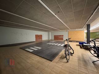 Op een uitstekende locatie vlakbij het centrum van Aartrijke bieden wij dit veelzijdige handelspand van +/- 837 m² aan. Het pand combineert...