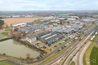 Discover the perfect location for your business at Neringenweg 44 located in Heverlee, right by the E40 slip road. This contemporary office space offers an ideal environment for entrepreneurs looking for a strategic location. Benefit from excellent visibility and accessibility from the E40, making your business easy to find for customers and employees alike. The office space is designed with flexibility in mind, allowing you to adapt the space to the specific needs of your business. Enjoy modern facilities and amenities that contribute to a productive working environment. Ample parking spaces for both employees and visitors, making it easy to get to the office. Parking spaces available for rent. Contact us for more information or to schedule a viewing.