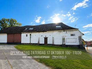 <strong><span><span>🏠 Ontdek je nieuwe thuis tijdens het weekend van de OPENKIJKDAGEN!<br />📅 Zaterdag 17 oktober ⏰ 10u tot 11u30<br />📌 Vrij toegankelijk – GEEN afspraak nodig<br />📞 Wil je eerder al een kijkje nemen? Bel ons op ☎️ 055 30 92 90</span></span><br /><br /><span>CHARMANTE WONING IN LANDELIJKE STIJL</span></strong><span>, gelegen op een rustig en gezellig woonerf. De woning biedt een <strong>HARMONIEUZE MIX VAN COMFORT EN AUTHENTICITEIT</strong>, perfect voor wie op zoek is naar een <strong>SFEERVOLLE THUIS</strong>. Bij binnenkomst via de inkomhal, met gastentoilet, wordt u meteen verwelkomd in de <strong>RUIME EN LICHTRIJKE LEEFRUIMTE</strong>. De open indeling zorgt voor een vlotte overgang naar de volledig ingerichte keuken. Vanuit de leefruimte geniet u van prachtig <strong>ZICHT OP DE SFEERVOLLE BINNENKOER</strong> en heeft u directe toegang tot dit <strong>KNUSSE BUITENPLEKJE</strong>. Op het gelijkvloers bevindt zich een royale dressing, eveneens met toegang tot de binnenkoer, die beschikt over een <strong>PRIVÉBADKAMER</strong> met dubbele wastafel en een inloopdouche. Hiernaast is er nog een <strong>VEELZIJDIGE RUIMTE (40M²)</strong>, momenteel ingericht als <strong>MASTER BEDROOM</strong>, die kan worden gebruikt als <strong>PRAKTIJK OF HOME-OFFICE</strong>. De eerste verdieping herbergt nog <strong>DRIE VOLLEDIG INGERICHTE SLAAPKAMERS </strong>en een <strong>STIJLVOLLE TWEEDE BADKAMER</strong>, ideaal voor het hele gezin of gasten. Extra troef is de <strong>GROTE, POLYVALENTE RUIMTE (105M²)</strong>, die u kan invullen naar <strong>EIGEN WENSEN</strong>. Parkeergelegenheid heeft u onder de <strong>CARPORT</strong>.</span><br /><br /><span>Adres: Camberg 44 te Ninove<br /><br />Renovatieplicht van toepassing; P-score: A, G-score: A</span>
