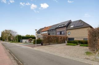Indeling: <br /><br />Gelijkvloerse verdieping: <br />- inkomhal (11 m²)  <br />- leefruimte met open keuken (63 m²)  <br />- tweede leefruimte met open keuken 2 (30 m²)  <br />- ruime gang met plaats voor vestiairekasten <br />- badkamer 1 (6 m²) <br />- slaapkamer 1 (12 m²) <br />- garage (21 m²) <br />- terras (40 m²) <br />- onderhoudsvriendelijke tuin met tuinhuis <br /><br />Eerste verdieping: <br />- ruime nachthal <br />- slaapkamer 2 (18 m²) <br />- slaapkamer 3 (20 m²) <br />- badkamer 2 met inloopdouche, ligbad en dubbele wastafel (10 m²) <br />- apart toilet <br />- badkamer 3 (4,5 m²) <br />- dressing (8 m²) <br />- slaapkamer 4 (12 m²) <br /><br />Tweede verdieping: <br />- slaapkamer 5 (20 m²) <br />- berging 1 (12 m²) <br />- berging 2 (10,5 m²) <br />- berging 3 (5 m²)<br /><br />Troeven: <br />- oprit met plaats voor 4 wagens <br />- mogelijkheid tot uitoefenen van vrij beroep <br />- kruipkelder onder de volledige woning <br />- uitbouw van 2015 <br /><br />Bent u geïnteresseerd in deze kangoeroewoning te koop in Wilrijk? Aarzel dan niet om contact met ons op te nemen. Wenst u uw eigendom ook te koop of te huur te stellen? We helpen u graag verder. Steeds tot uw dienst om u verder te helpen met al uw vragen over vastgoed! <br /><br />Bestuursmaatregelen in het maatregelenregister: nee