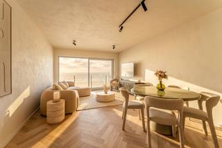 Op een absolute toplocatie aan de Zeedijk van Blankenberge bevindt zich dit uitzonderlijk stijlvolle appartement, dat in 2026 een totaalrenovatie onderging. Bij de renovatie werd gekozen voor hoogwaardige materialen en een verfijnde afwerking wat resulteert in een instapklaar appartement met een luxueuze uitstraling.<br /><br />Gelegen op de 4de verdieping geniet u dankzij de glazen balustrades van een panoramisch zeezicht en een maximale lichtinval in de leefruimte. De stijlvolle woonkamer sluit aan op de volledig uitgeruste open keuken, voorzien van alle comfort, waaronder een Quooker-kraan, een wijnkoelkast en kwalitatieve inbouwtoestellen.<br /><br />Doorheen het volledige appartement werd een elegant visgraatparket geplaatst, terwijl de muren werden afgewerkt met een exclusieve schildertechniek. Daarnaast werd het appartement uitgerust met een geïntegreerd SONOS-surroundsysteem, waardoor u in elke ruimte geniet van een optimale geluidservaring.<br /><br />Verder beschikt het appartement over een praktische berging met aansluiting voor een wasmachine en droogkast. Aan de achterzijde bevinden zich twee volwaardige slaapkamers, die beide toegang geven tot het achterliggende balkon waar ook extra berging is voorzien.<br /><br />Ook de residentie zelf verkeert in uitstekende staat. De voorbije jaren werden alle belangrijke gemeenschappelijke investeringen reeds uitgevoerd, waaronder een nieuwe lift, de vernieuwing van de gevel en recente dakwerken. Hierdoor geniet u niet alleen van een luxueus appartement, maar ook van een zorgeloze investering.<br /><br />Bent u op zoek naar een exclusief afgewerkt appartement met een unieke ligging aan zee, waar luxe, comfort en kwaliteit samenkomen? Dan is dit uitzonderlijke pand zonder twijfel een bezoek waard.<br /><br />
