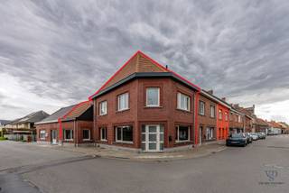 Deze instapklare woning werd met smaak gerenoveerd.De woning bestaat uit een ruime en lichtrijke leefruimte dankzij de vele raampartijen, een...