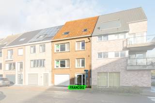 In een aangename en rustige buurt van Blankenberge wordt dit volledige gebouw te koop aangeboden, bestaande uit een ruime garagebox, twee lichtrijke appartementen met elk twee slaapkamers en een zolder. Beide appartementen worden verwarmd via centrale verwarming op aardgas en beschikken over individuele tellers. Bovendien zijn de appartementen vrijgesteld van de renovatieverplichting, wat extra flexibiliteit biedt voor toekomstige eigenaars.<br /><br />De indeling van elk appartement omvat twee slaapkamers, een badkamer, een leefruimte, een keuken en een afzonderlijk toilet. Achteraan is er een gezellige stadskoer, ideaal voor wie een stukje buitenruimte wenst in het hart van de stad.<br /><br />Het volledige gebouw vormt een uitstekende kans voor investeerders, families of wie wonen en verhuur wil combineren. De troeven van dit pand zijn onder andere de lichtrijke appartementen met praktische indeling, de garagebox en ruime zolder, de rustige residentiële ligging en de gezellige stadskoeren. Interesse in een bezoek of meer informatie? Neem gerust contact op!<br /><br />Hier zijn vijf duidelijke troeven van het pand:<br /><br /><ul><li>Volledig gebouw te koop<br /><br /></li><li>Lichtrijke appartementen met praktische indeling<br /><br /></li><li>Extra ruimtes<br /><br /></li><li>Rustige residentiële ligging in Blankenberge<br /><br /></li><li>Ruime indeling</li></ul>